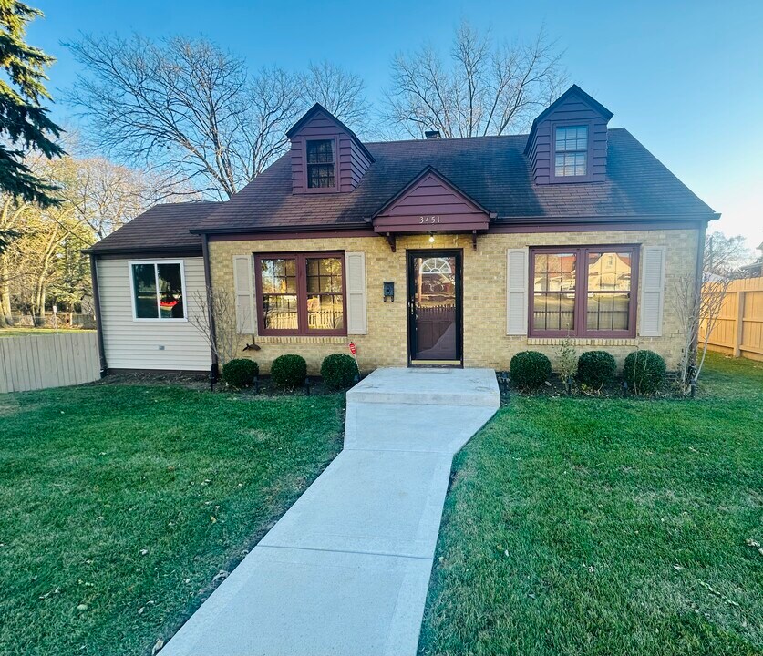 3451 Broadway in Rockford, IL - Foto de edificio