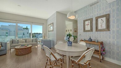 635 S Orange Ave, Unit 304 in Sarasota, FL - Foto de edificio - Building Photo