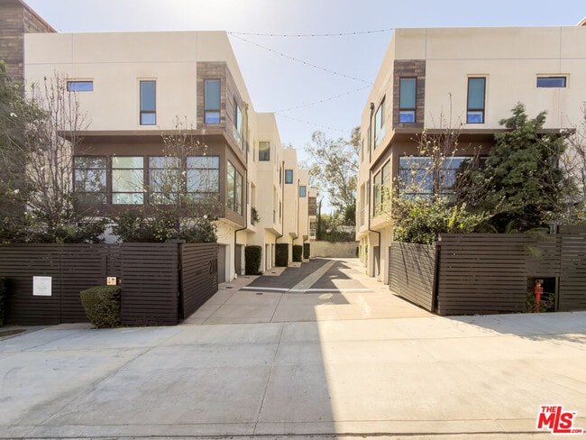 2111 N Cahuenga Blvd in Los Angeles, CA - Foto de edificio - Building Photo