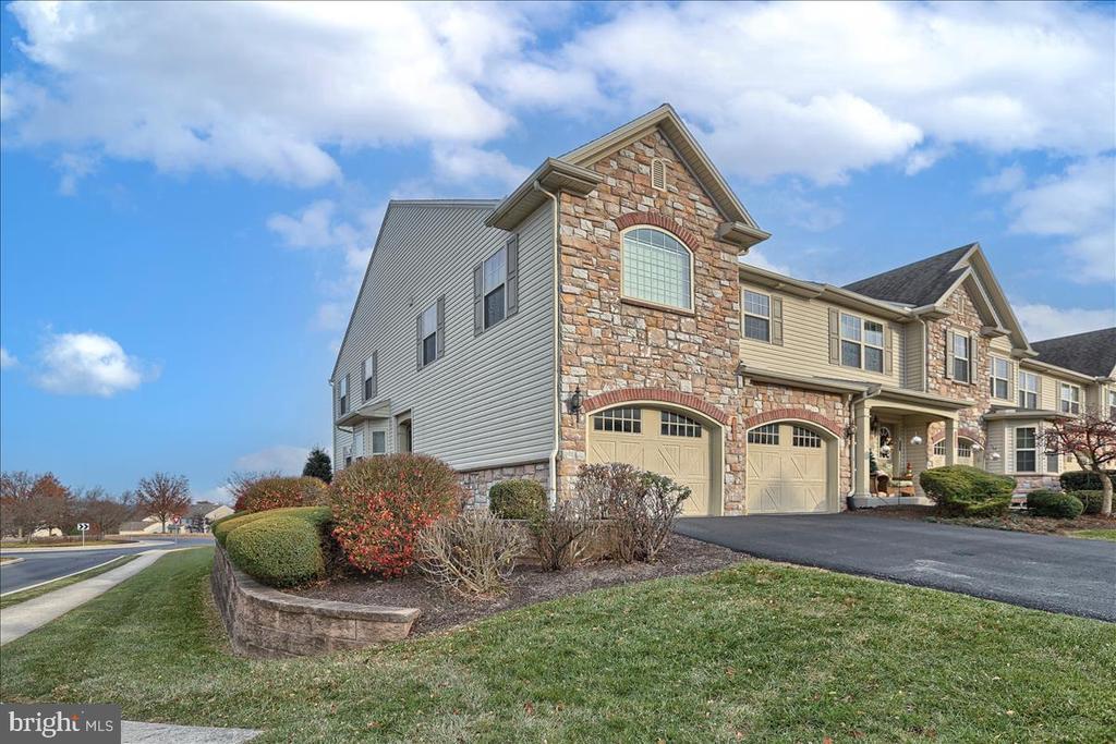 1801 Vista Dr in Mechanicsburg, PA - Building Photo