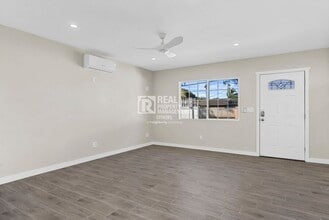 940 E Anahurst Pl in Santa Ana, CA - Building Photo - Building Photo