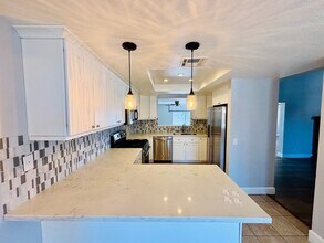 38343 5th Pl W in Palmdale, CA - Foto de edificio - Building Photo