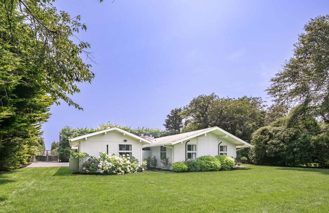 350 Bluff Rd in Amagansett, NY - Building Photo