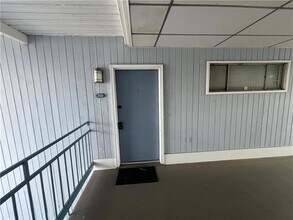 318 Lake Marina Ave, Unit 305 in New Orleans, LA - Building Photo - Building Photo