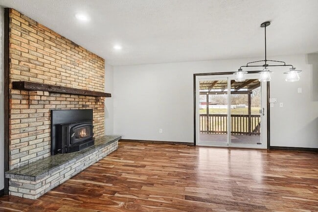 24981 State Line Rd in Lawrenceburg, IN - Foto de edificio - Building Photo