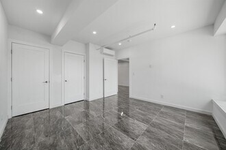256 Old River Rd in Edgewater, NJ - Building Photo - Building Photo