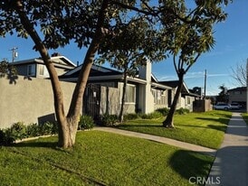 17132 Emerald Ln, Unit D in Huntington Beach, CA - Building Photo