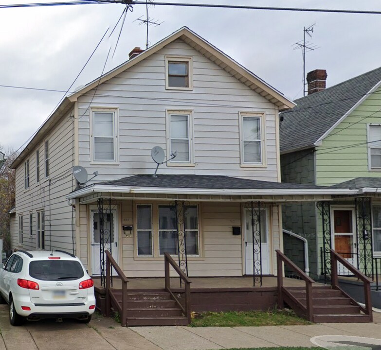 323 Ash St in Erie, PA - Building Photo