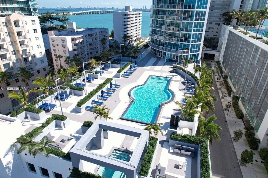 480 NE 30th St, Unit 1403 in Miami, FL - Building Photo