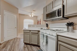 5525 W Flamingo Rd in Las Vegas, NV - Foto de edificio - Building Photo