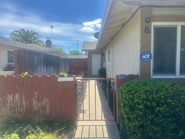 1088 Montebello Dr in Gilroy, CA - Building Photo - Building Photo