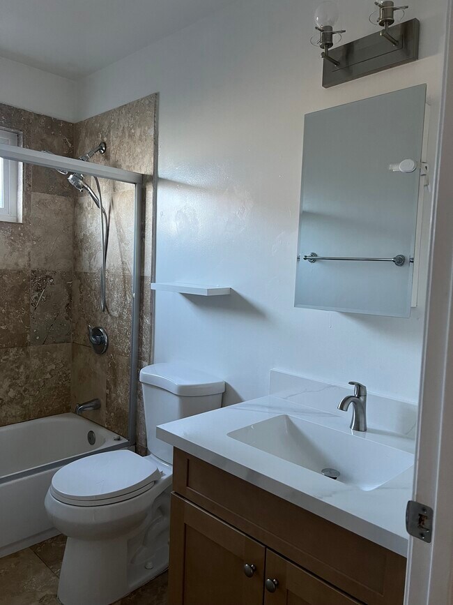 166 Echo Ave, Unit 2 in Campbell, CA - Foto de edificio - Building Photo