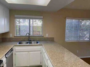 505 N Louise St, Unit 104 in Glendale, CA - Foto de edificio - Building Photo