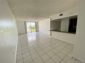 9686 Fontainebleau Blvd-Unit -407 in Miami, FL - Foto de edificio - Building Photo