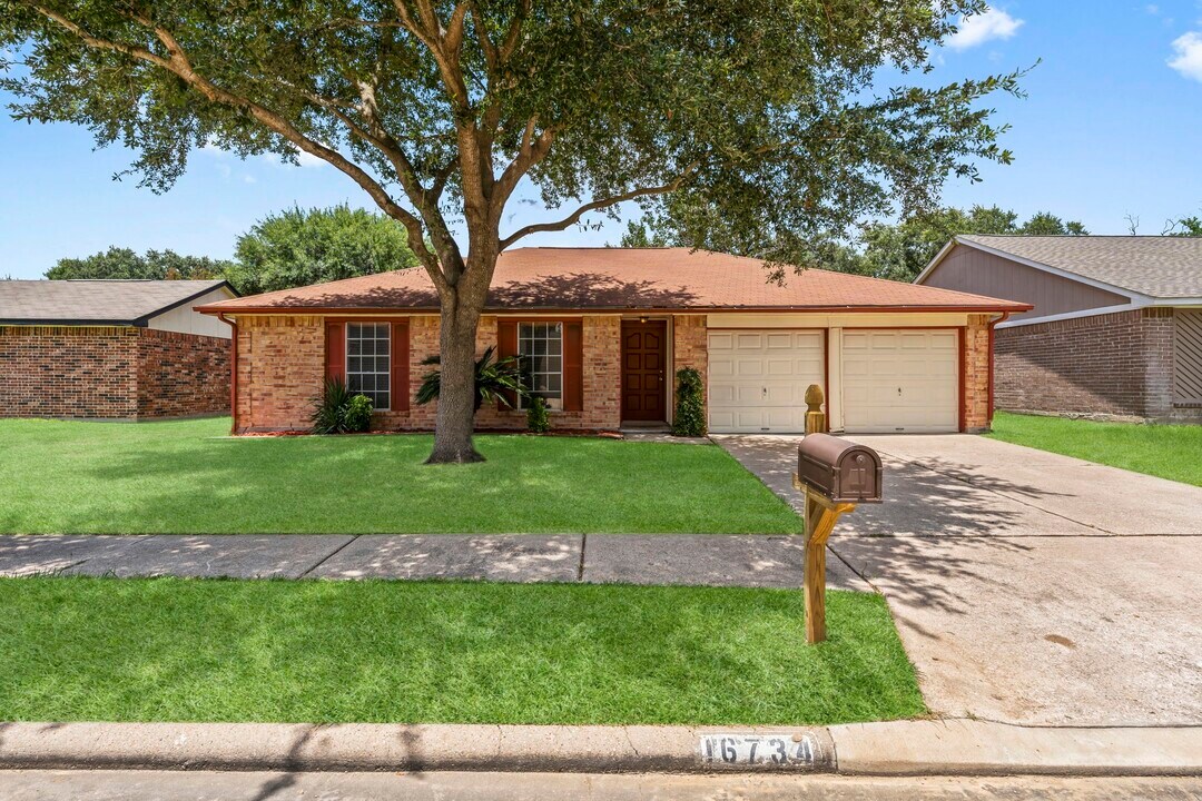 16734 Summer Dew Ln in Houston, TX - Building Photo