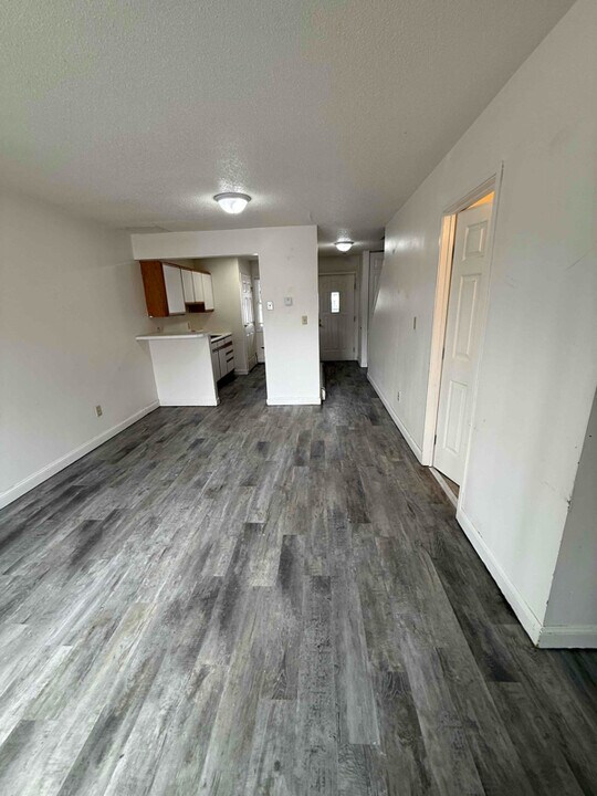 1512 1st St E in Thief River Falls, MN - Foto de edificio