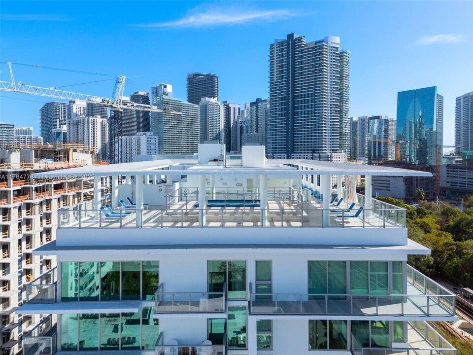1600 SW 1st Ave in Miami, FL - Foto de edificio