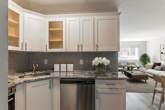 Mid Island Apartments in Bay Shore, NY - Foto de edificio - Building Photo