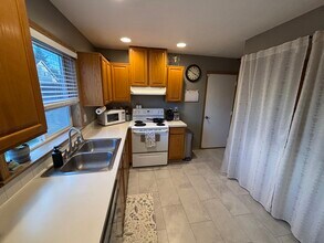 1330 N Creekside Ln in Newberg, OR - Foto de edificio - Building Photo