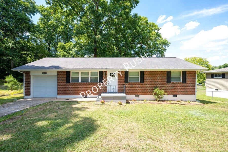 738 Roberta Dr in Rossville, GA - Building Photo