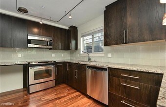 511 100th Ave NE in Bellevue, WA - Foto de edificio - Building Photo