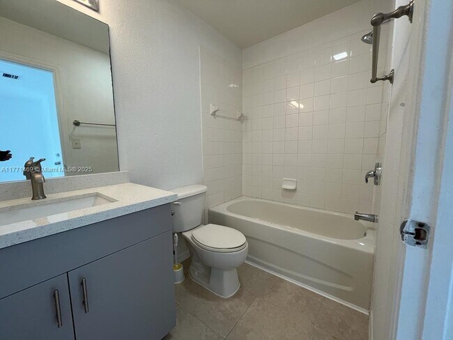 2056 NE 167th St in North Miami Beach, FL - Foto de edificio - Building Photo