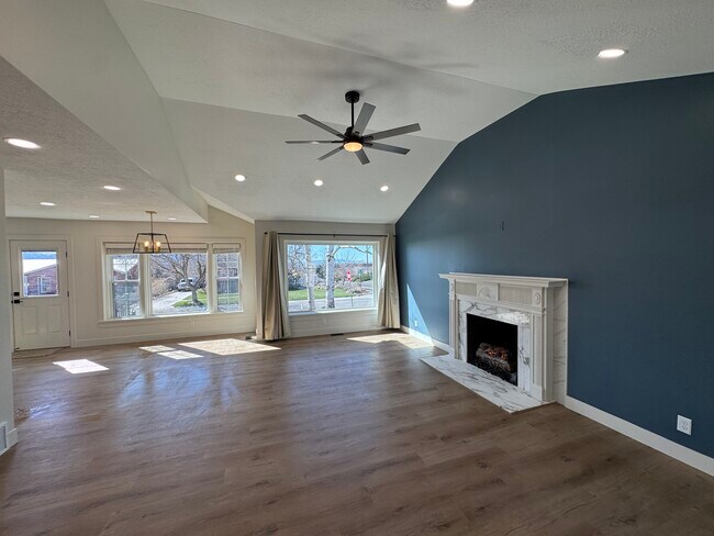 2530 E Heritage Way in Salt Lake City, UT - Foto de edificio - Building Photo