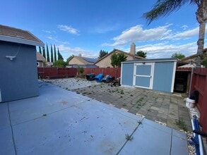 686 Anna Dr in Yuba City, CA - Foto de edificio - Building Photo