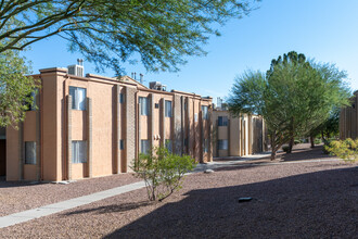 Lynwood Garden Apartments in El Paso, TX - Building Photo - Building Photo