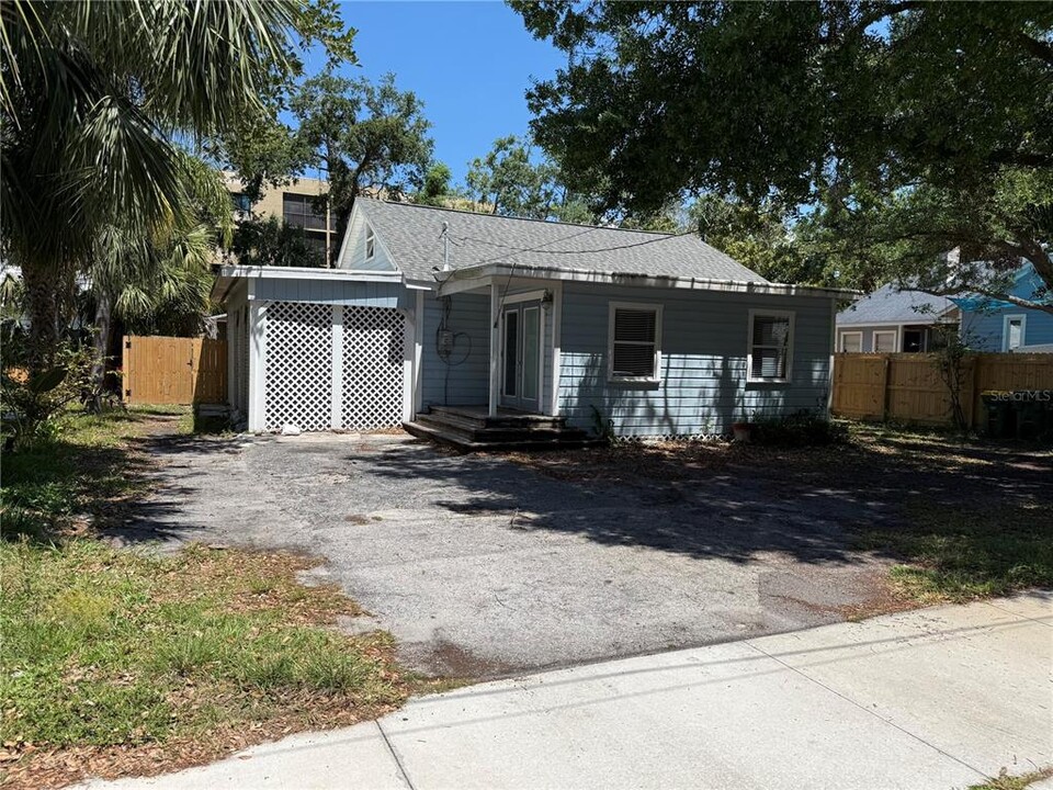 1563 7th St in Sarasota, FL - Foto de edificio