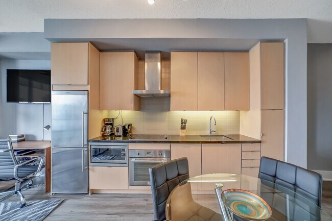 277 Front St W in Toronto, ON - Building Photo - Building Photo