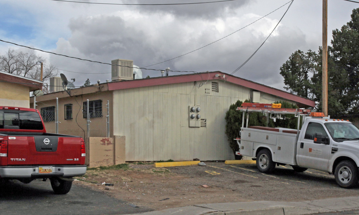 320 Dallas St SE in Albuquerque, NM - Building Photo