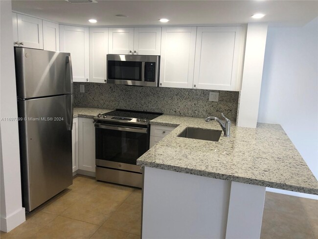 8660 NW 5th Ter, Unit 102 in Miami, FL - Building Photo - Building Photo