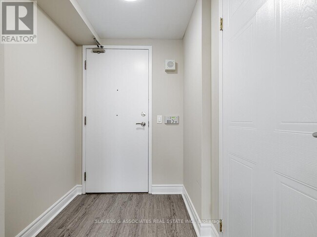 2 Neptune Dr in Toronto, ON - Building Photo - Building Photo