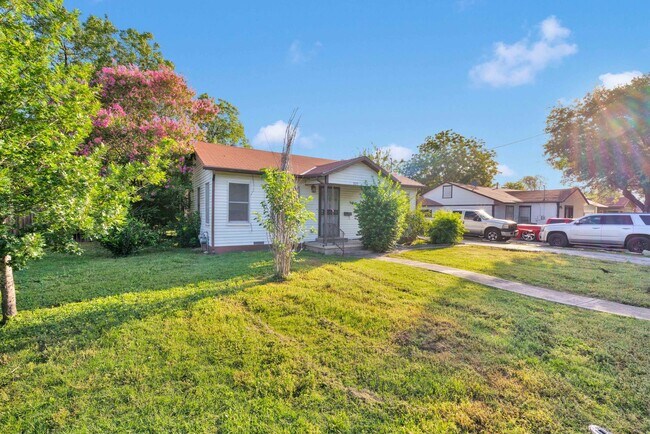 2025 W Hermosa Dr in San Antonio, TX - Building Photo - Building Photo