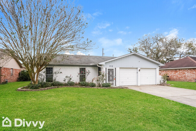 152 Bastrop St in Angleton, TX - Building Photo - Building Photo