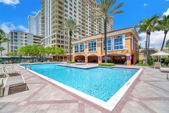 2080 S Ocean Dr in Hallandale Beach, FL - Building Photo - Building Photo