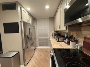 16548 Harbour Ln in Huntington Beach, CA - Foto de edificio - Building Photo