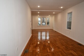 17 Broadman Pkwy-Unit -1 in Jersey City, NJ - Foto de edificio - Building Photo
