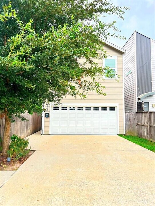 504 E 32nd St in Houston, TX - Building Photo