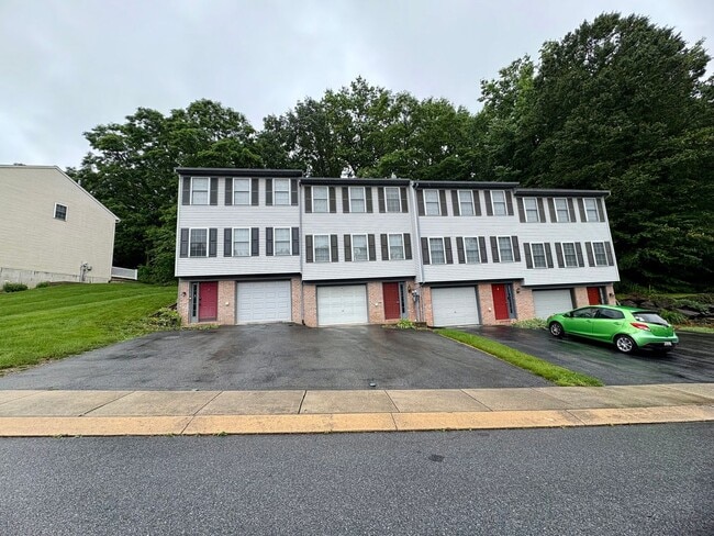 627 Rockwood Dr in Elizabethtown, PA - Building Photo - Building Photo