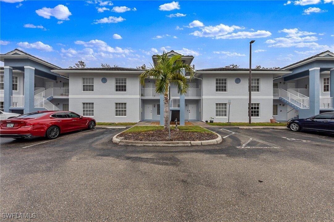 8423 Bernwood Cove Loop in Ft. Myers, FL - Foto de edificio