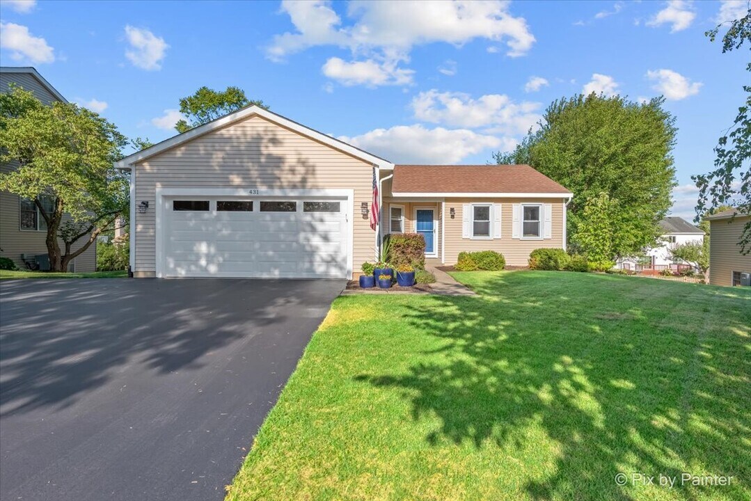 431 Sequoia Trail in Cary, IL - Building Photo