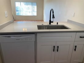 10038 Twin Lakes Dr in Coral Springs, FL - Building Photo