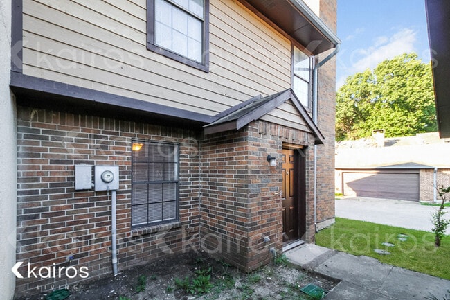 property at 832 Courtenay Pl