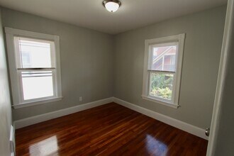 34 Russell St, Unit 2 in Malden, MA - Foto de edificio - Building Photo