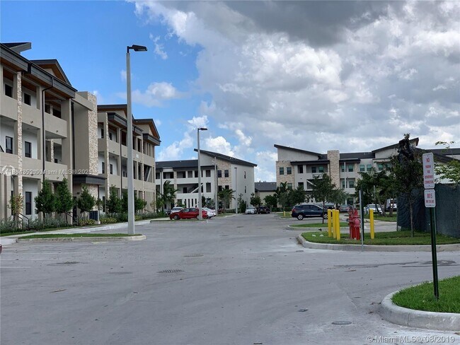8055 NW 104th Ave in Doral, FL - Building Photo - Building Photo