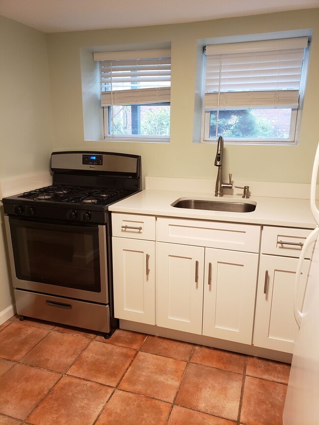 219 McElroy Ave in Fort Lee, NJ - Building Photo - Building Photo