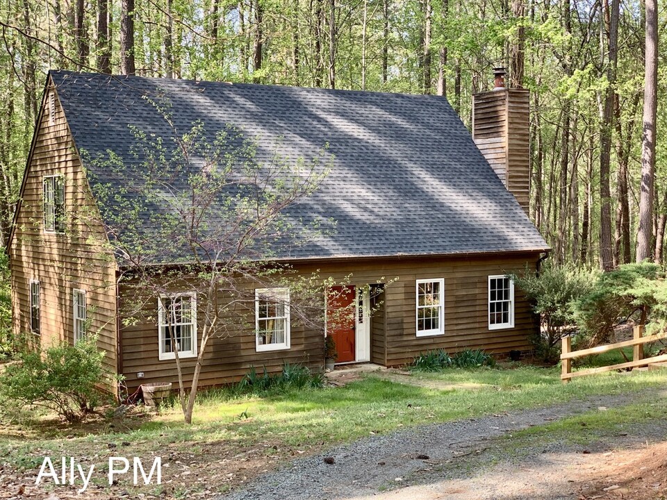 1180 Fox Ridge Dr in Earlysville, VA - Building Photo