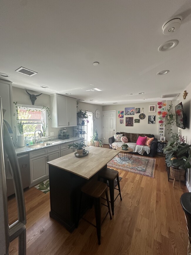 593 Cabot St, Unit C in Beverly, MA - Building Photo - Building Photo